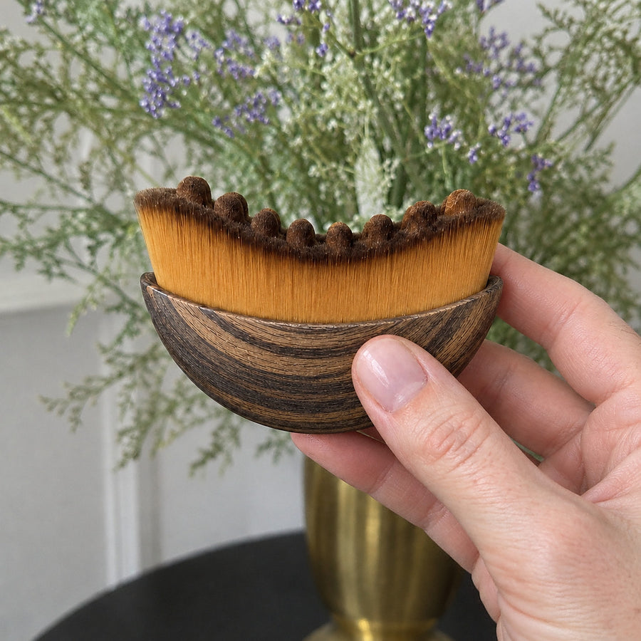 Utilisation de la brosse contour lymphatique